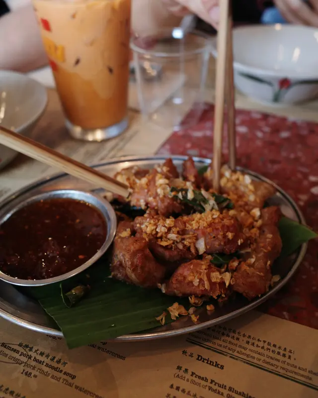 炸豬頸肉配烤蕃茄辣醬