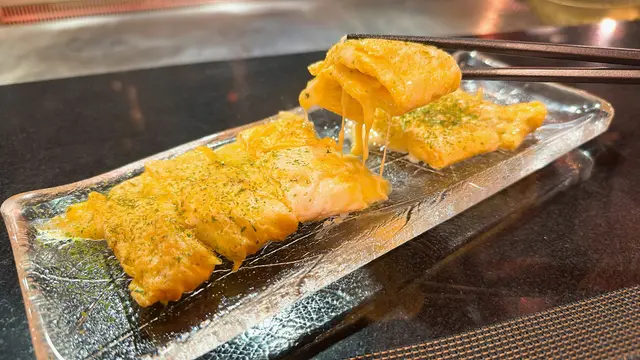 玉子燒七成熟，食落好滑溜，加上裏面夾着滿滿嘅芝士，「芝」味十足！