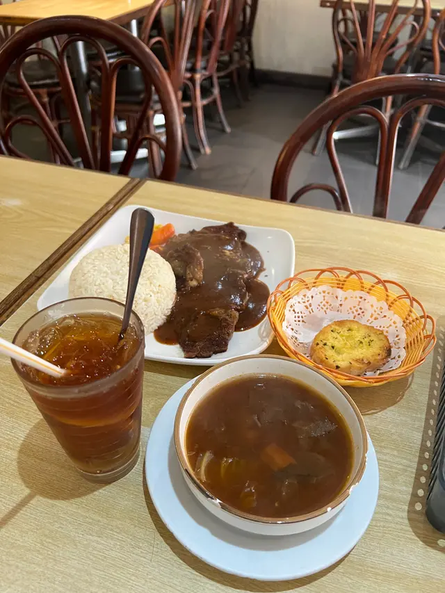 今天的午餐，黑椒牛扒飯、紅湯及凍檸茶