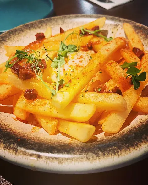 西班牙辣肉腸炸薯條配溫泉蛋