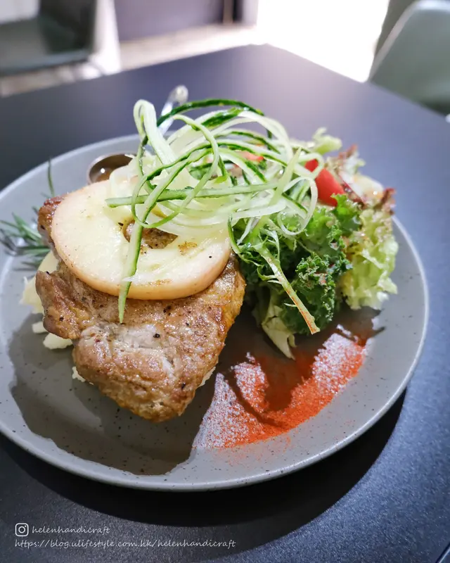 香煎西班牙粟飼黑毛豬扒配焦糖蘋果香草燒汁薯蓉及沙律