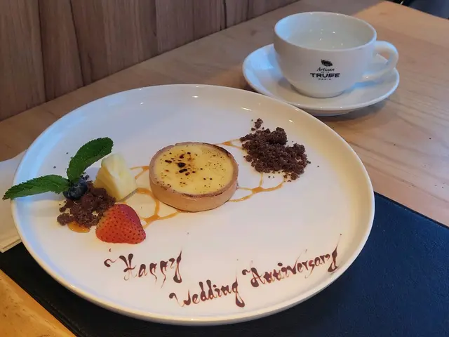 餅皮香脆，檸檬味濃，芝士流心，整體不錯。