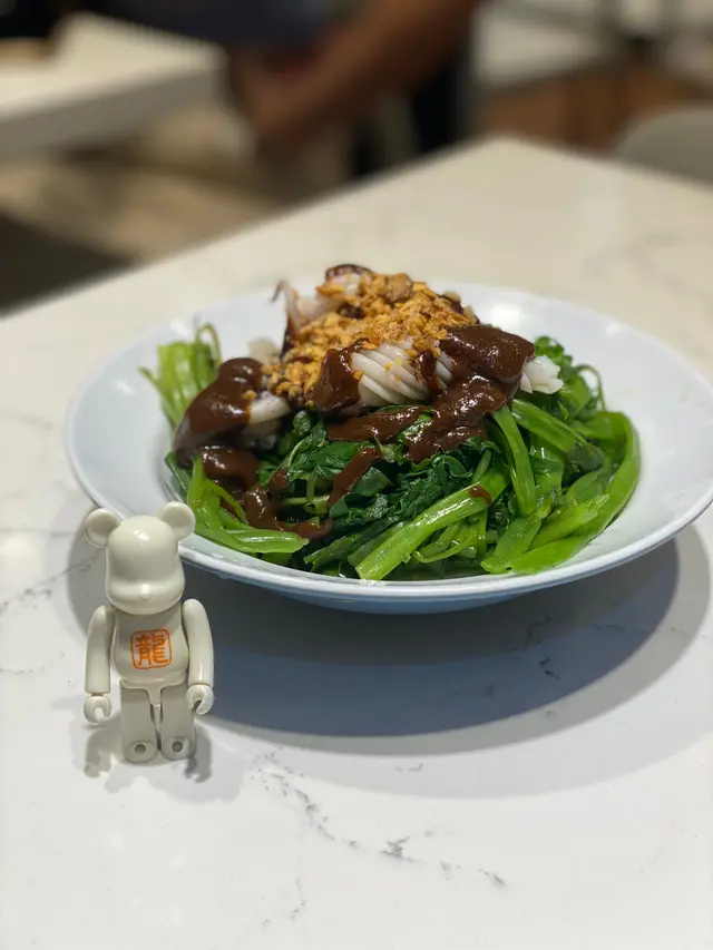 魷魚灼通菜配馬拉汁