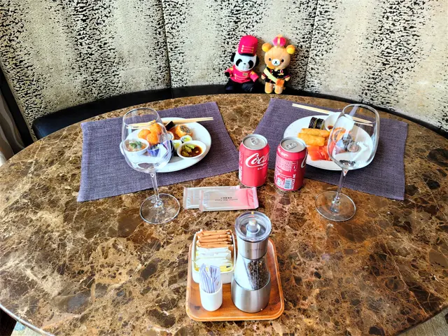 煙燻三文魚 + 韓式泡菜壽司卷 + 什錦太卷 + 春卷 + 蝦丸 + 紅桑莓蛋白脆餅 + 朱古力圓圓撻 + 泰式柚子沙律 + 西瓜 + 哈密瓜 + 杏仁茶 + 可口可樂