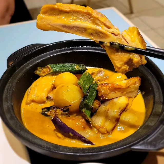 咖哩豬肋骨煲配白飯及香脆薄餅