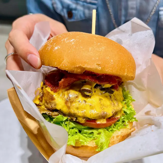 香辣煙肉磨菇芝士牛堡🥓