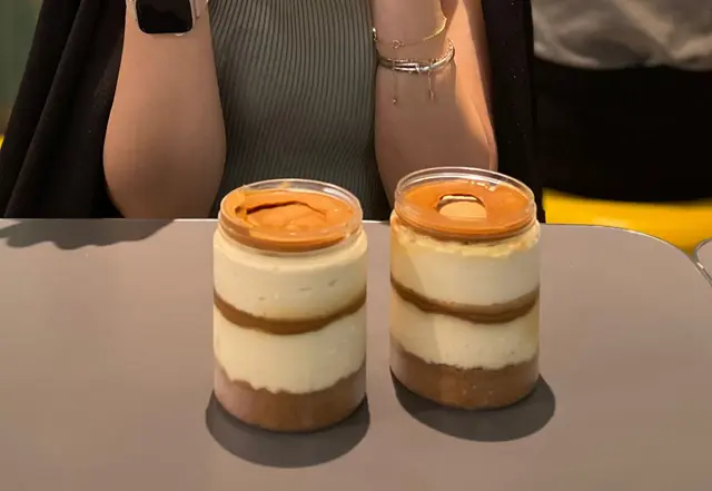 以Biscoff 醬和餅碎作為蛋糕主軸
幼滑的忌廉芝士加上酥脆的焦糖脆餅,每一口帶有微鹹和淡淡肉桂焦糖香氣,口感細膩輕盈,份量十足又美味!