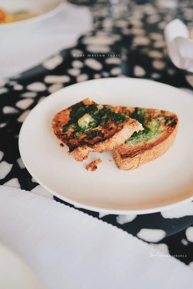 生牛肉他他配上兩件烤牛骨髓多士,好香脆!