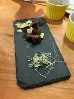 佢将和牛煮到变成炭。。。真心嬲,嬲唔系个厨师,而系佢真系糟蹋咗食物!口感就系食紧柴、树皮。已经唔系擦子胶可以形容🙂