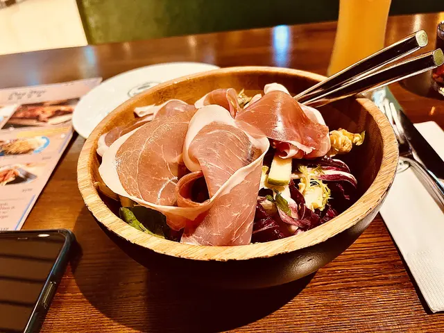 Green Apple, Air Dried Ham & Mix Lettuce w/ Mustard Vinegar 青蘋果風乾火腿 混合生菜芥茉油醋