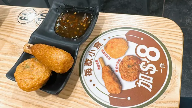 另外,每碗面可以$8加購小食一件。
我哋分別加左香甜蔗蝦和泰式炸魚餅各一件,
雖然唔係好大件,但勝在即叫即炸,味道不錯!