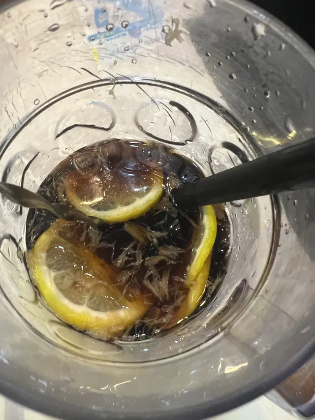 放耐咗，無氣可樂，好甜，糖水，有檸檬都係咁甜，態度差