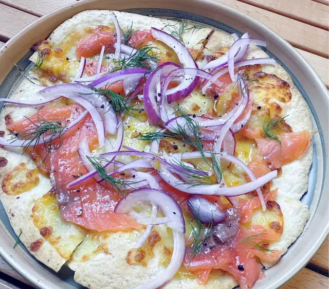 清新柚子煙燻三文魚洋蔥薄餅