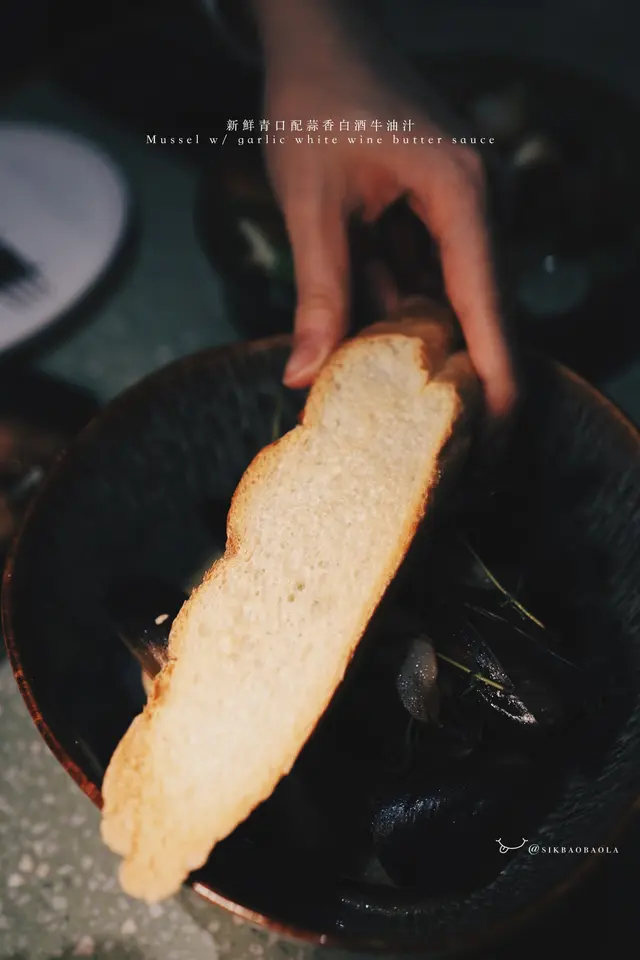 麵包沾著醬汁吃超搭~