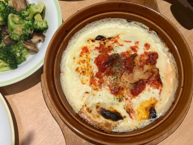 這汁~~~滿滿的奶油 愛吃濃厚芝士白醬的一定會喜歡💕
中間還點綴了一些些蕃茄醬 微酸混合在一起 減輕了厚重的膩感