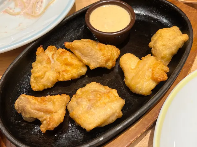 點時 在糾結點這份 還是脆脆蝦好~(?)
最後因為沒吃過脆焗雞球 就點起來了 一直想脆焗到底是長怎樣的啦
盤子一下來 噢😯有點像麥樂雞(?)的外皮取
可是吃下去皮又比較薄一點 而且不是碎肉 是完整的一塊雞塊~
久久吃一次也挻不錯👌