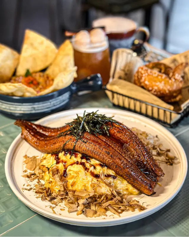 唔好抱咁大期望蒲燒鰻魚蛋包飯