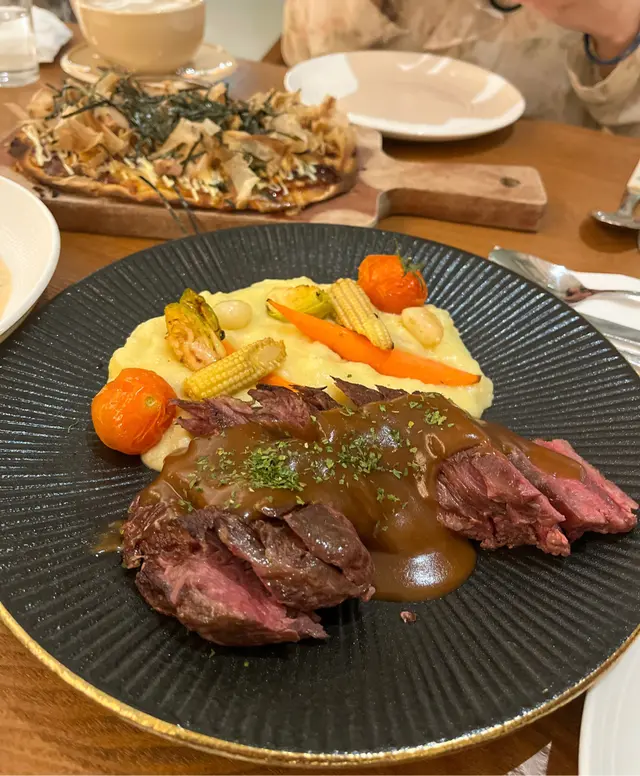 奶油煎美國封門柳扒配薯蓉及香烤雜菜