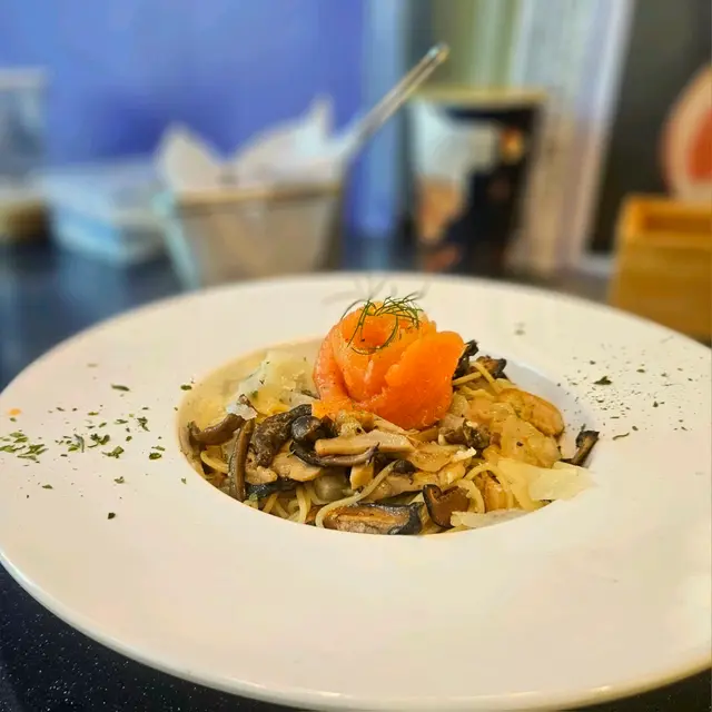 煙三文魚配忌廉雜菌天使麵