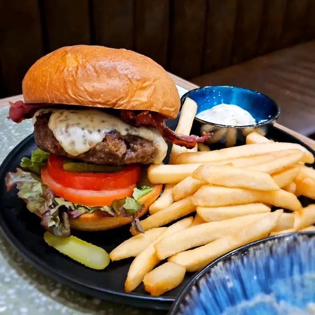 手打安格斯牛肉漢堡配薯條