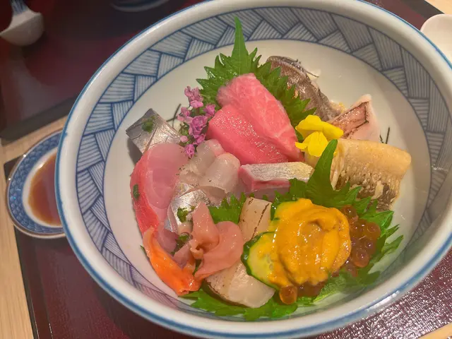 一共用15種刺身組成，全部都係師傅精心挑選最時令嘅食材，店員上菜嘅時候，仲會逐一介紹，亦都會建議你又順時針嘅方向去食，全部食材都好新鮮，當中有三款魚係熟食，按次序係最後先食，質素好高