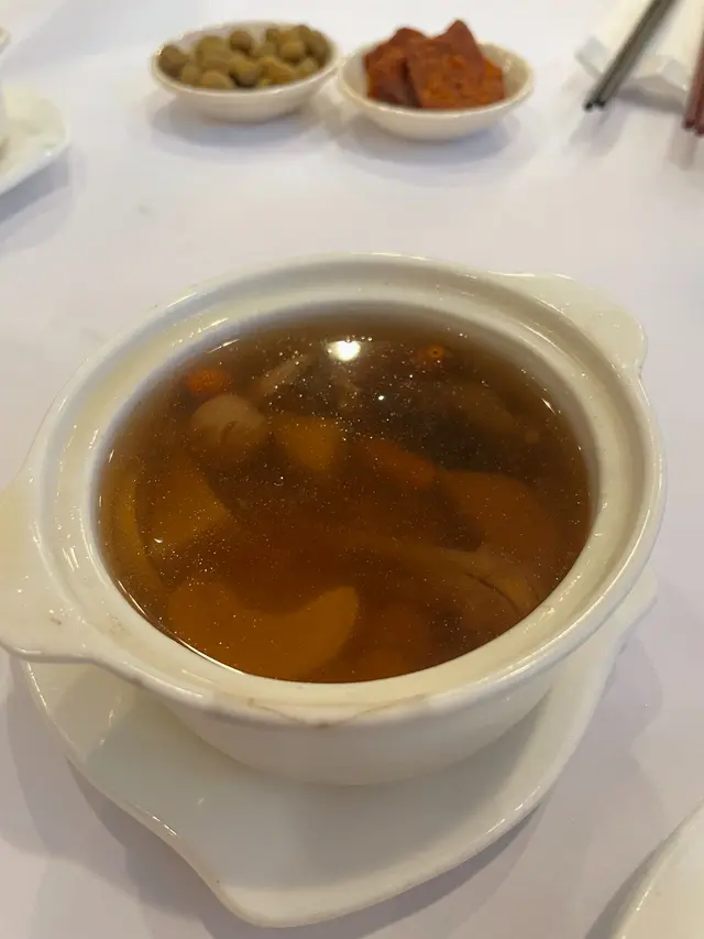 set 會先上一個燉湯，燉湯好足料，好清甜，入面有腰果、鹿茸菇、龍眼肉等等，菇既香味味道突出，味道同一般以肉燉湯無分別! 值得一試。