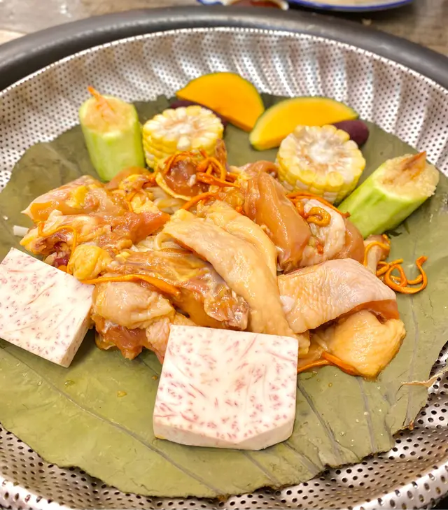 農家四寶蟲草花蒸雞配烏冬