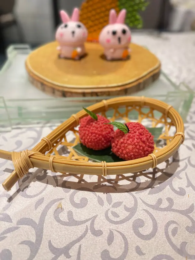 相信是酒樓主打點心，因為我看到每枱都有叫！其實這個「紅袍荔枝」是茘枝奶皇煎堆，口感香脆，內有香濃奶皇及荔枝肉，味道非常地配合