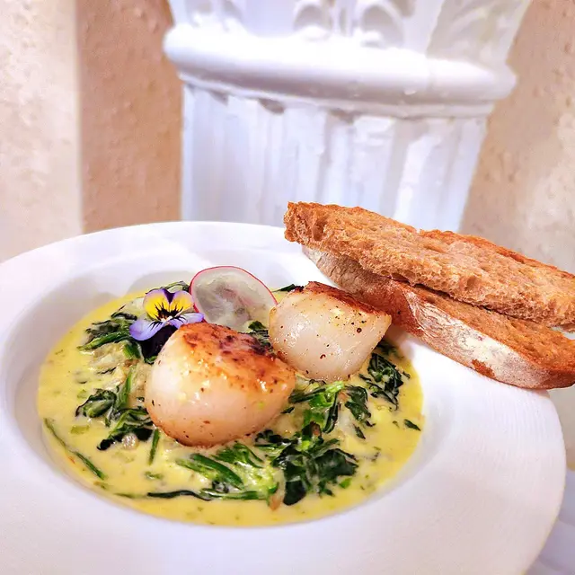 牛油香煎帶子伴忌廉菠菜配香脆酸種麵包多士