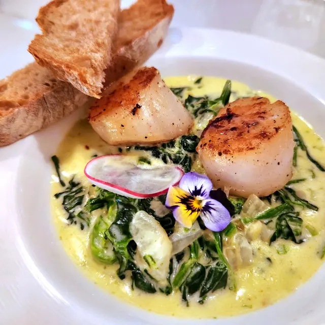 牛油香煎帶子伴忌廉菠菜配香脆酸種麵包多士