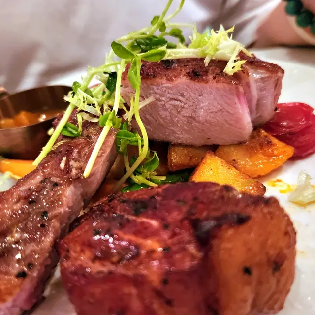 慢煮西班牙黑毛豬鞍架伴香桃醬