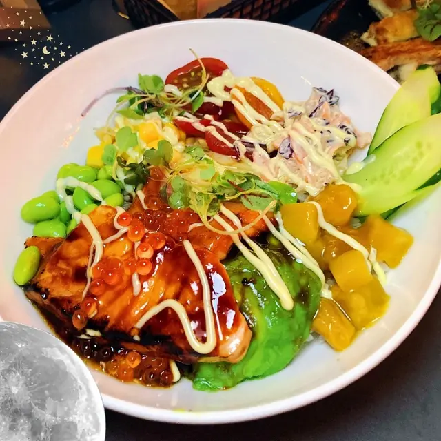 好豐富嘅材料!(燒三文魚|三文魚籽|牛油果|温泉蛋|芒果|青瓜|蕃茄仔|粟米|豆|飯),味道好夾,口感好豐富👅燒三文魚食落油脂好出,入口即溶,為整個Poke增加香口味道💫