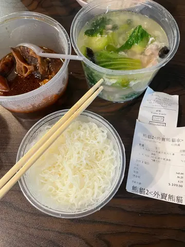 红酒牛尾汤米粉，咸蛋芥菜肉片清汤饭