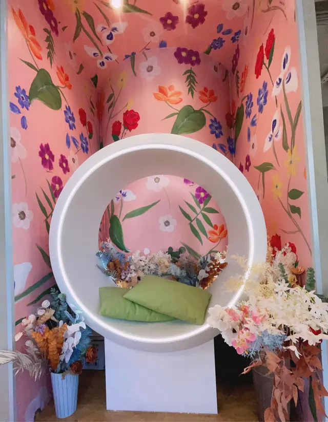 有打卡位比人影相