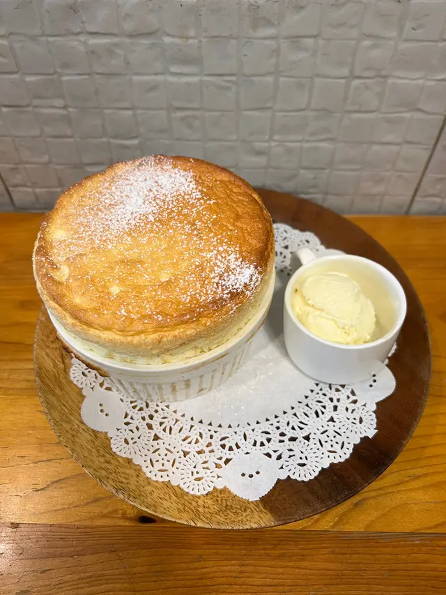 北海道牛奶梳乎厘(原味)伴雲尼拿雪糕