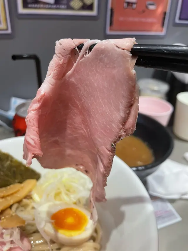 有半隻溏心蛋、三塊慢煮叉燒、紫菜，少少檸檬🍜叉燒都幾大塊，而且食落好軟，一啲都唔硬身🙈我嗌咗少麵，我見到個份量…wow😂少麵其實都唔少🍜😳麵質方面係幾彈牙😆而魚介醬係幾濃郁幾香 有淡淡嘅魚+豚香🔍