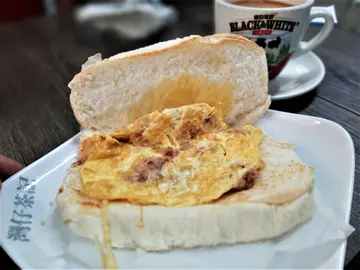 咸牛肉蛋包、熱奶茶