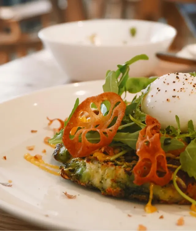 西蘭花芝士煎餅配水波蛋,蜜柑,蓮藕脆片,合桃