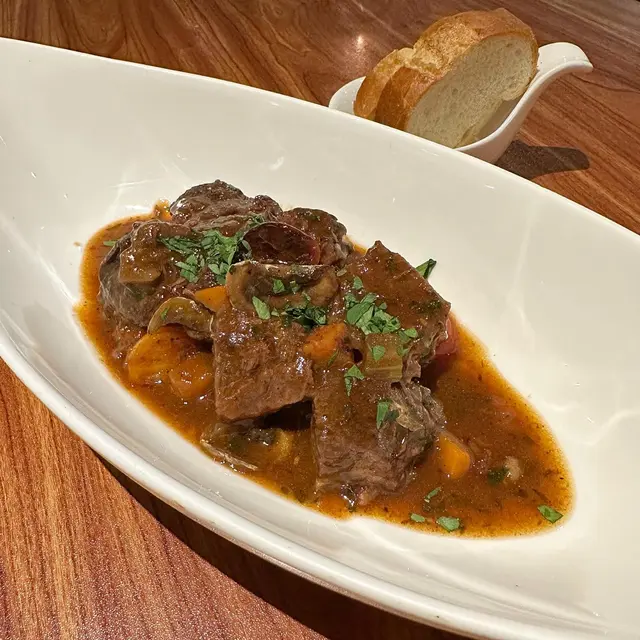 慢火煮紅酒和牛面肉