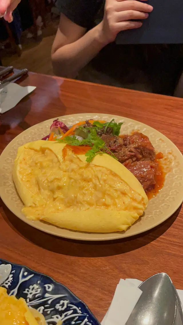 第一個上菜的是日式紅酒燉牛面肉蛋包飯，係佢地既招牌蛋包飯! 每一個店員都好細心，會等你影曬相，ready好佢先會小心翼翼用心咁切開半熟蛋 <3 蛋係流心半熟既，店員切完會再淋上秘製醬汁，打卡一流! 色香味俱全，蛋十分之滑，而牛肉都燉得好淋又入味，牛肉肉質都高質，份量又大份，一啖珍珠米加流心蛋又加牛肉，滿足