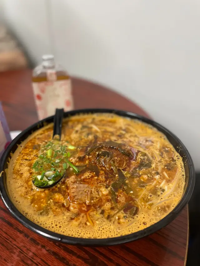 店員一上米線果陣已經聞到好香既麻酸辣味！食米線第一啖當然係試湯底！湯底非常濃郁，麻味足，好多花椒麻香，間唔時仲會咬到花椒粒，相當刺激！食到中間，超級惹味，成個口腔同咀唇都係麻得好緊要！而且，湯底本身好足配料，有大量既肉碎，仲有D花生碎，口感豐富

但相對黎講，重麻味，酸味失蹤~ 同埋佢都算係重口味，湯底偏油既果款，不過我地都係偏愛重口味米線，所以都係好出色既湯底!

米線就屬正正常常，份量好多，軟硬度適中，唔會太淋!
