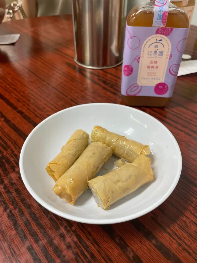 估佢唔到，整到腐皮超脆薄! 腐皮炸得酥脆! 魚肉好足料又彈牙! 但係呢個真係太過油，上碟果陣係油亮亮既，我地都係印係張紙巾上先好少少，不過係好食既，但以上兩個小食更出色。同樣地浸落湯底就perfect。