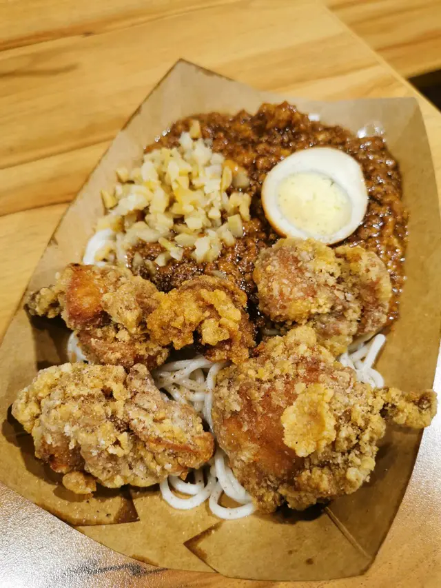 鹽酥雞肉燥拌麵