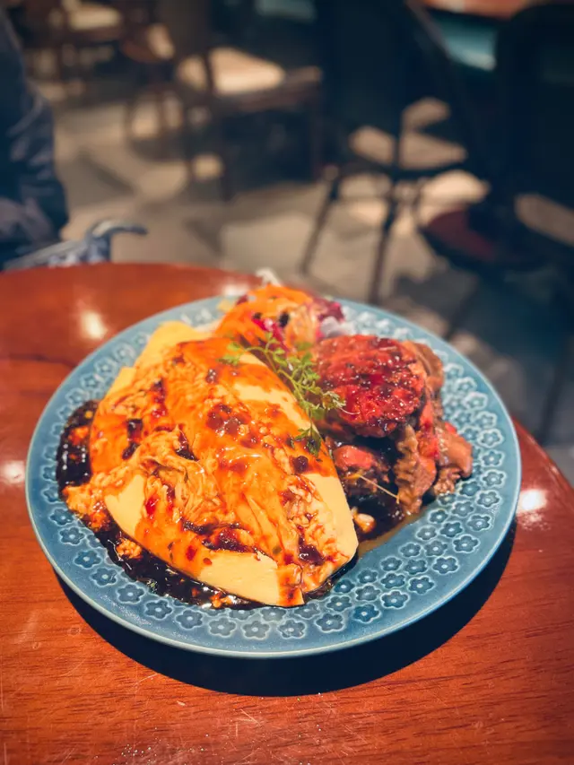 日式紅酒燉牛面肉蛋包飯