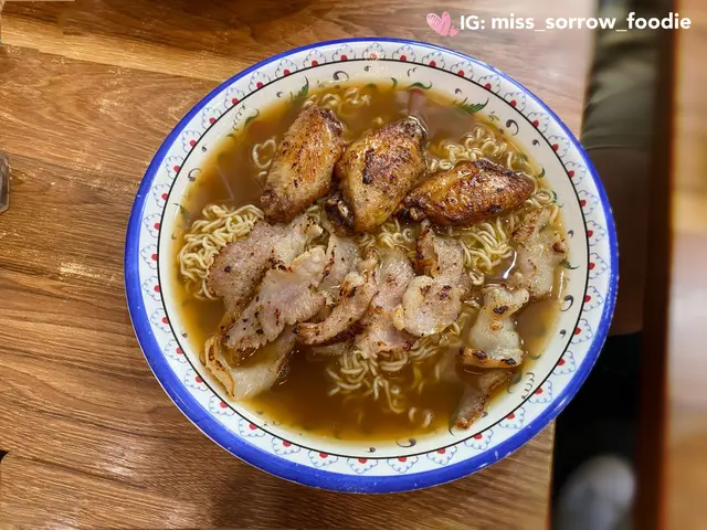 蒜香豬頸肉炸雞翼公仔麵 
