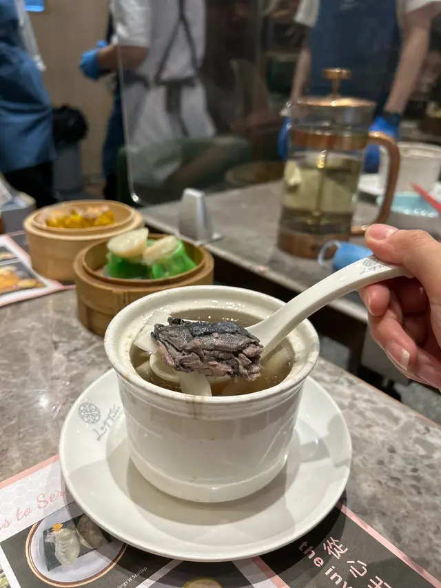 色香味俱全,好香椰子味,用料豐富,仲有烏雞同豬肉。味道清甜不油膩,好補身老少咸宜😋