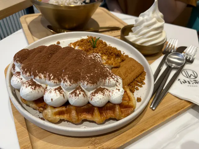 招牌麻糬牛角包窩夫配3.6牛乳雪糕