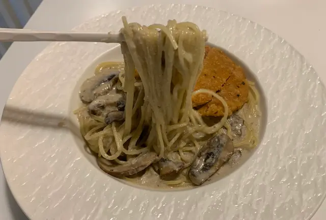 緊緊沾滿每條意大利粉