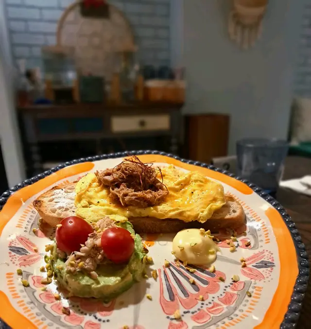 手撕豬炒蛋酸種多士配蟹肉他他