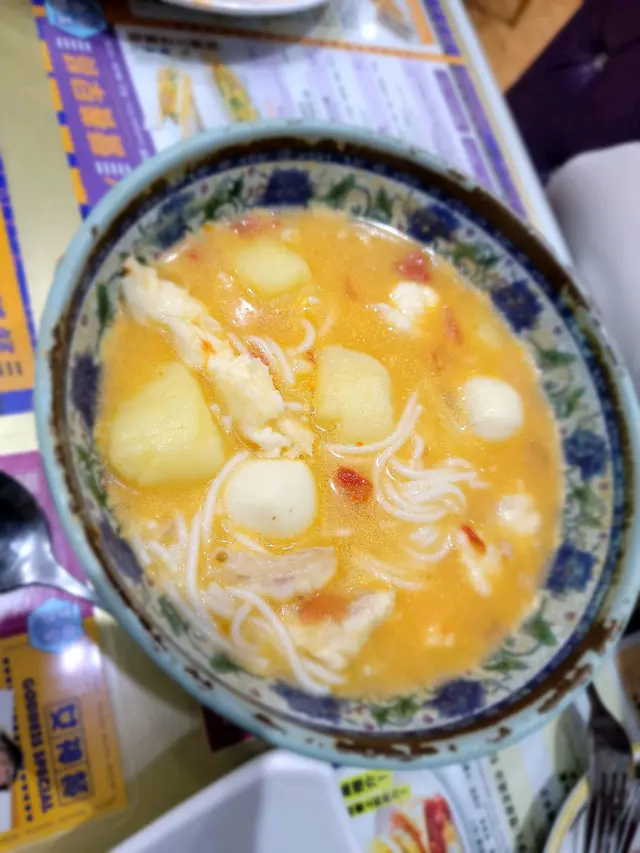 蕃茄魚湯活龍肉配白魚蛋湯米線